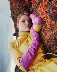 Roos-Abels-by-Benjamin-Lennox-for-Vogue-Me-China-August-2017-2.thumb.jpg.fc3ec7f342f821fa954b0e694e174740.jpg