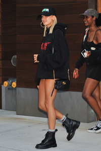hailey-baldwin-out-in-nyc-72917-11.jpg