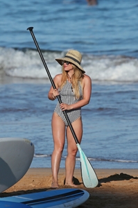 hilary-duff-on-the-beach-in-maui-hawaii-08032017-22.jpg