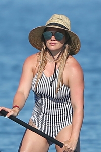 hilary-duff-on-the-beach-in-maui-hawaii-08032017-27.jpg