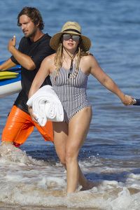 hilary-duff-on-the-beach-in-maui-hawaii-08032017-6.jpg