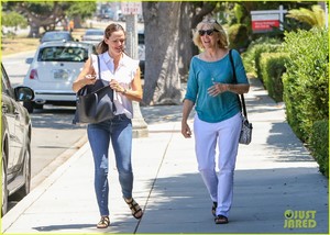 jennifer-garner-is-all-smiles-with-ben-afflecks-mom-07.jpg