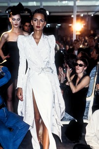 john-galliano-ss-1995-3.thumb.jpg.0911cf4ab359aa61785ac451ddeb7018.jpg