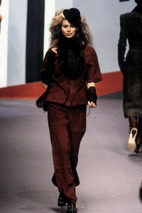 karl-lagerfeld-fw-1995-2.thumb.GIF.4b4be1e6027686cce25397688968a61b.GIF