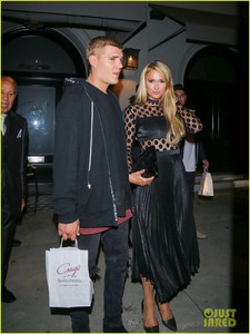paris-hilton-dinner-chris-zylka-06.jpg