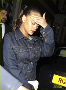 rihanna-rocks-denim-on-denim-for-dinner-in-london-04.jpg