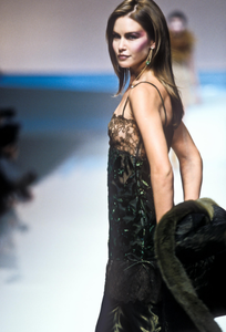 valentino-fw-1997-6.thumb.png.8c159f1e5a8a603e94ebdbf8dfb8ba03.png