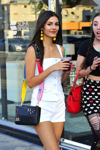victoria-justice-shopping-in-la-72017-5.thumb.jpg.3aea48d502e8b965e1549d6bce05963f.jpg