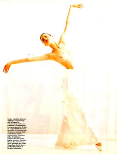 vogue-italia-may-1993-043.thumb.jpg.e09425e718807d3731f5f18f0e60467b.jpg
