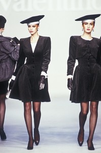 0_valentino-fw-1987-1_html.thumb.JPEG.e2145ac8c26f5b768955f7fd7bf8e082.JPEG
