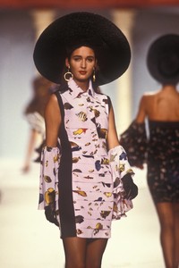 10_karl-lagerfeld-ss-1988-4_html.thumb.JPEG.88e0acd4b663026498826fad411076ef.JPEG
