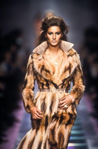 2_versace-fw-2000-3_html.thumb.JPEG.3eb27814f0fdd2b1ce234ca4049743a6.JPEG