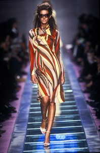 4_versace-fw-2000-5_html.thumb.JPEG.d36b6abbad3575a5496ded5b7d6f1321.JPEG