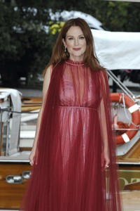 50636377_julianne-moore-296333438.jpg