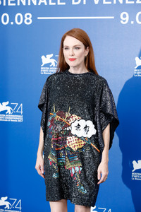 50700587_picturepub_juliannemoore_02sep2017_vff_suburbicon_photocall__8_.jpg