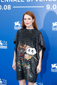 50700590_picturepub_juliannemoore_02sep2017_vff_suburbicon_photocall__9_.jpg