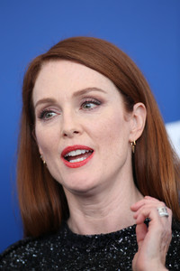 50700610_picturepub_juliannemoore_02sep2017_vff_suburbicon_photocall__23_.jpg