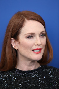 50700613_picturepub_juliannemoore_02sep2017_vff_suburbicon_photocall__25_.jpg