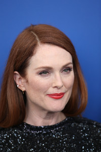 50700614_picturepub_juliannemoore_02sep2017_vff_suburbicon_photocall__26_.jpg