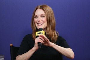 51298349_julianne-moore-003.jpg