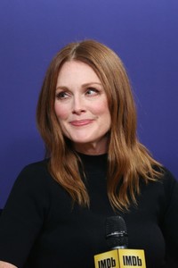 51298383_julianne-moore-007.jpg