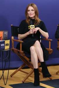 51298390_julianne-moore-009.jpg