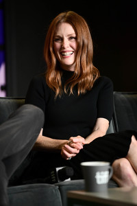 51425488_julianne-moore005.thumb.jpg.c236ce3fcf9f1a79d2d657323242ffee.jpg