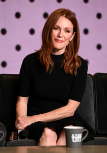 51425492_julianne-moore007.thumb.jpg.d0efc83b57656e2292de9b3c37223a74.jpg
