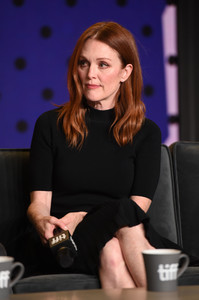 51425493_julianne-moore008.thumb.jpg.ecd0f4e7bcc45272029e2482641f9cb1.jpg