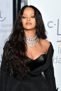 51616789_rihanna-5.jpg