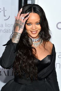 51616796_rihanna-7.jpg