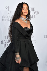 51616803_rihanna-9.jpg
