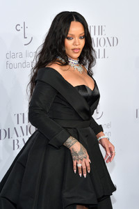 51616805_rihanna-10.jpg