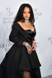 51616810_rihanna-12.jpg