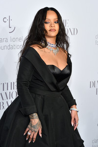 51616816_rihanna-13.jpg