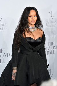 51616872_rihanna-35.jpg