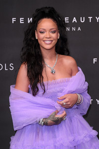 52092763_rihanna-4.jpg
