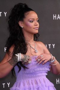 52092770_rihanna-7.jpg