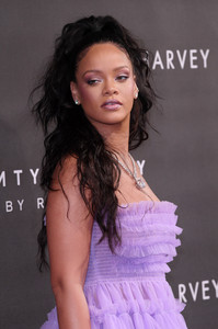 52092802_rihanna-14.jpg