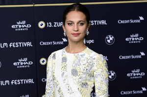 52895226_alicia-vikander-3.jpg