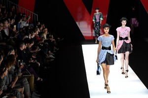 59c511db497e9_GiorgioArmaniRunwayMilanFashionWeekSpringIXRaZNYvxblx.thumb.jpg.b5c2b35a2bf6e567d982478e3535d51c.jpg