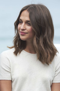 59c565bf17215_AliciaVikanderSubmergencePhotocall65thLmouCRtR7fkx.thumb.jpg.4d1a6123e6c81f373d78822fca829228.jpg