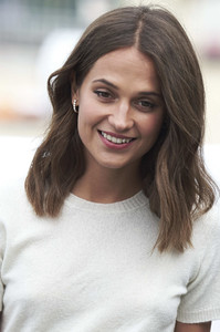 59c565ea3f22c_AliciaVikanderSubmergencePhotocall65thQTfvfJi5lIQx.thumb.jpg.9de046e2b9c216280650b141f81bbd47.jpg