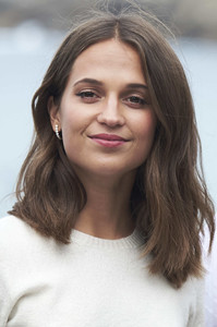 59c56615a43fa_AliciaVikanderSubmergencePhotocall65thEVSt_XBaFrLx.thumb.jpg.ee4924f202d8ddf1ebdf2e5bfa4ad4e9.jpg