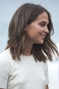 59c5664887158_AliciaVikanderSubmergencePhotocall65thlJPRQxVB-_3x.thumb.jpg.8135bb58a91c9b5f5186946f9346938a.jpg