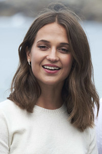 59c56b12435db_AliciaVikanderSubmergencePhotocall65thShXODphqI_ox.thumb.jpg.7bb63f4fcecc652da0bbb8c7c431c9a8.jpg