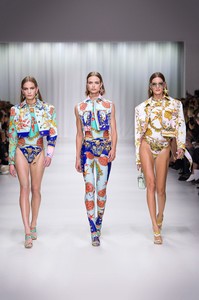 59cc34d3dc235_versace_women_SS18-(38)(1).thumb.jpg.dce93c4a84fe2f9661af58fcb56bd2db.jpg