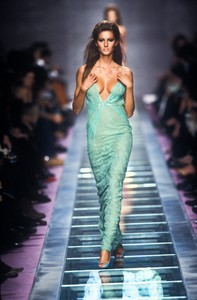 6_versace-fw-2000-7_html.thumb.JPEG.72a0c9cc1771f9e38b6452ca746d7e2a.JPEG