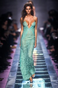 7_versace-fw-2000-8_html.thumb.JPEG.274174dd2f3a1842e02739e17a7998bb.JPEG