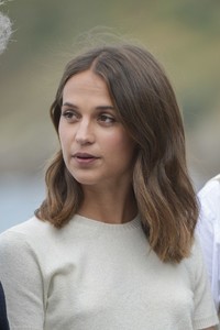 Alicia-Vikander--Submergence-Photocall-2017-San-Sebastian-Film-Festival-01.thumb.jpg.81a338e053d06d044f6be1fef9ecd059.jpg